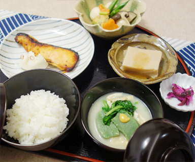 One soup and three side dishes course